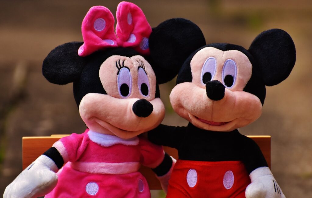 女子のディズニーランドおすすめコーデ:冬の年代別ポイント